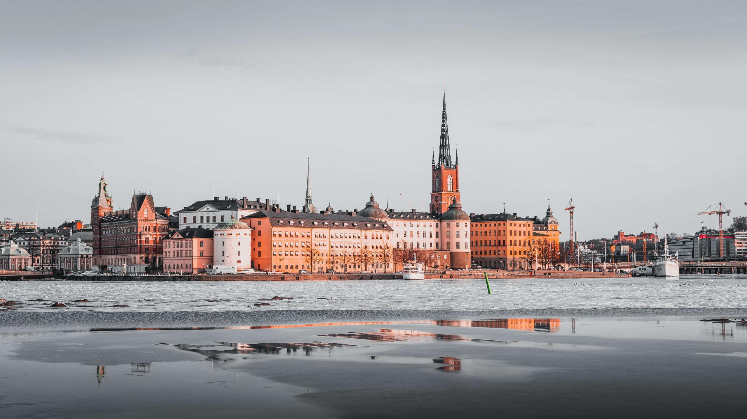 Äldre fastigheter med isigt vatten framför